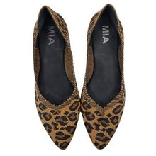 Load image into Gallery viewer, Leopard Print Pointed Toe Flats
